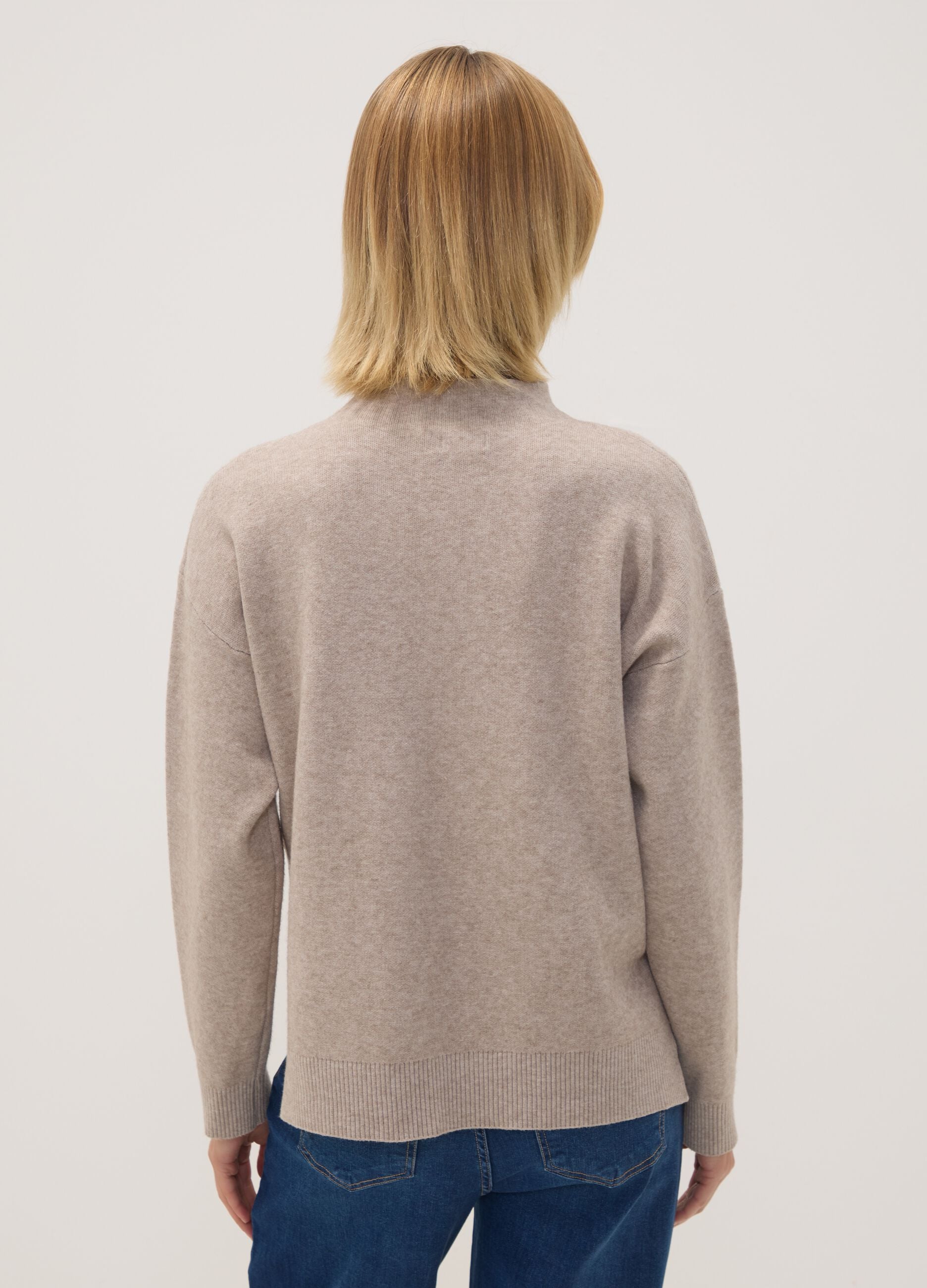 Maglia cammello in misto viscosa con ricamo paillettes regular fit