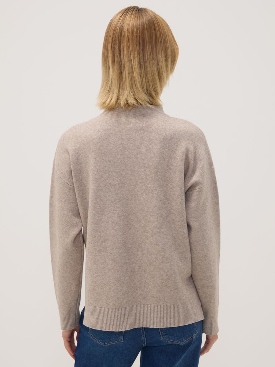 Maglia cammello in misto viscosa con ricamo paillettes regular fit_3