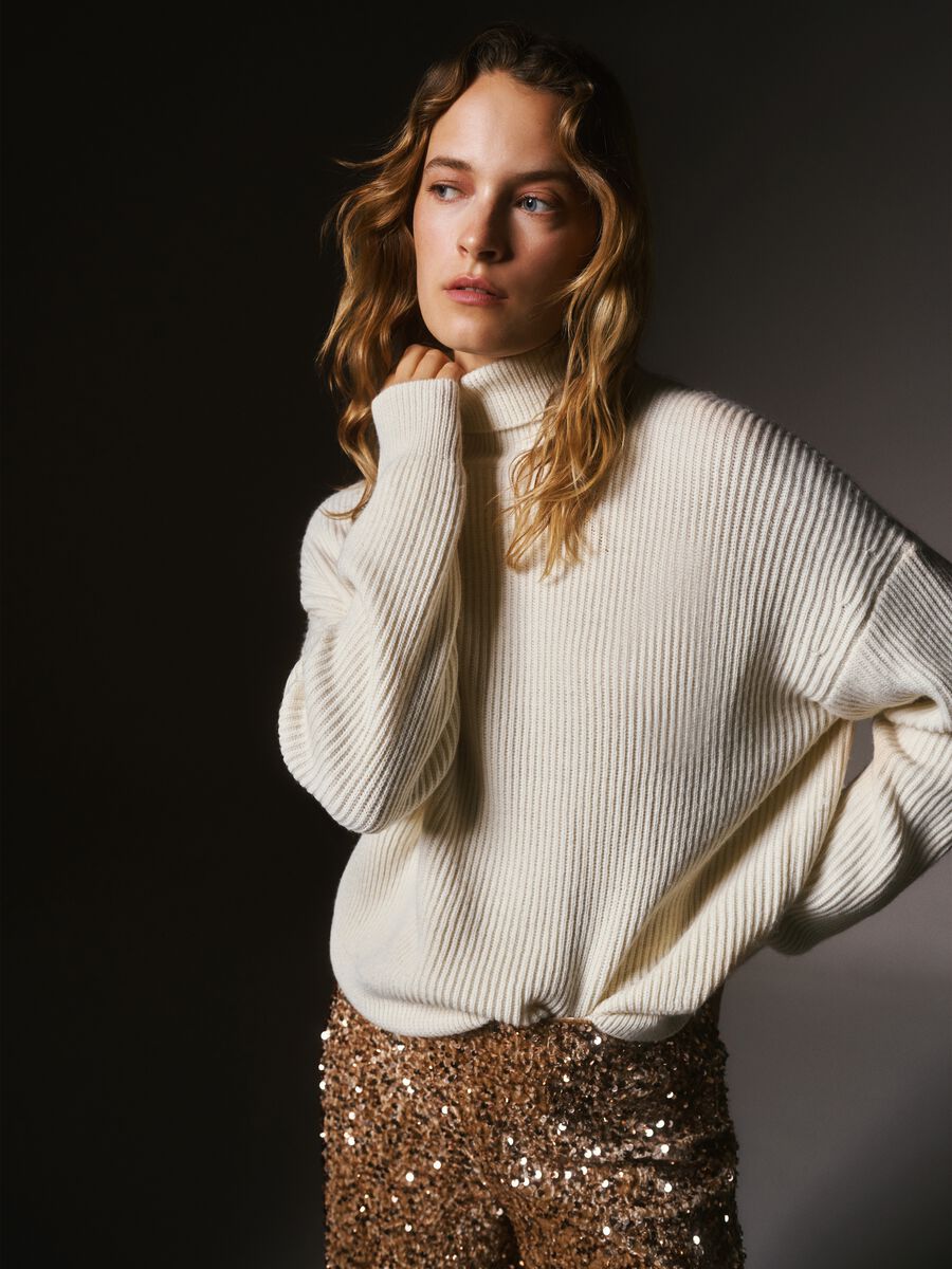 White Turtleneck Sweater_0