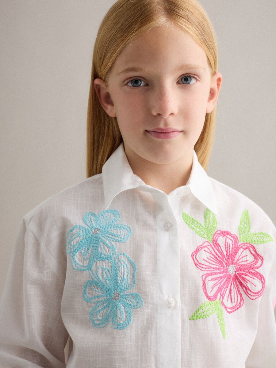 Camicia bianca in puro cotone con ricami floreali regular fit_2