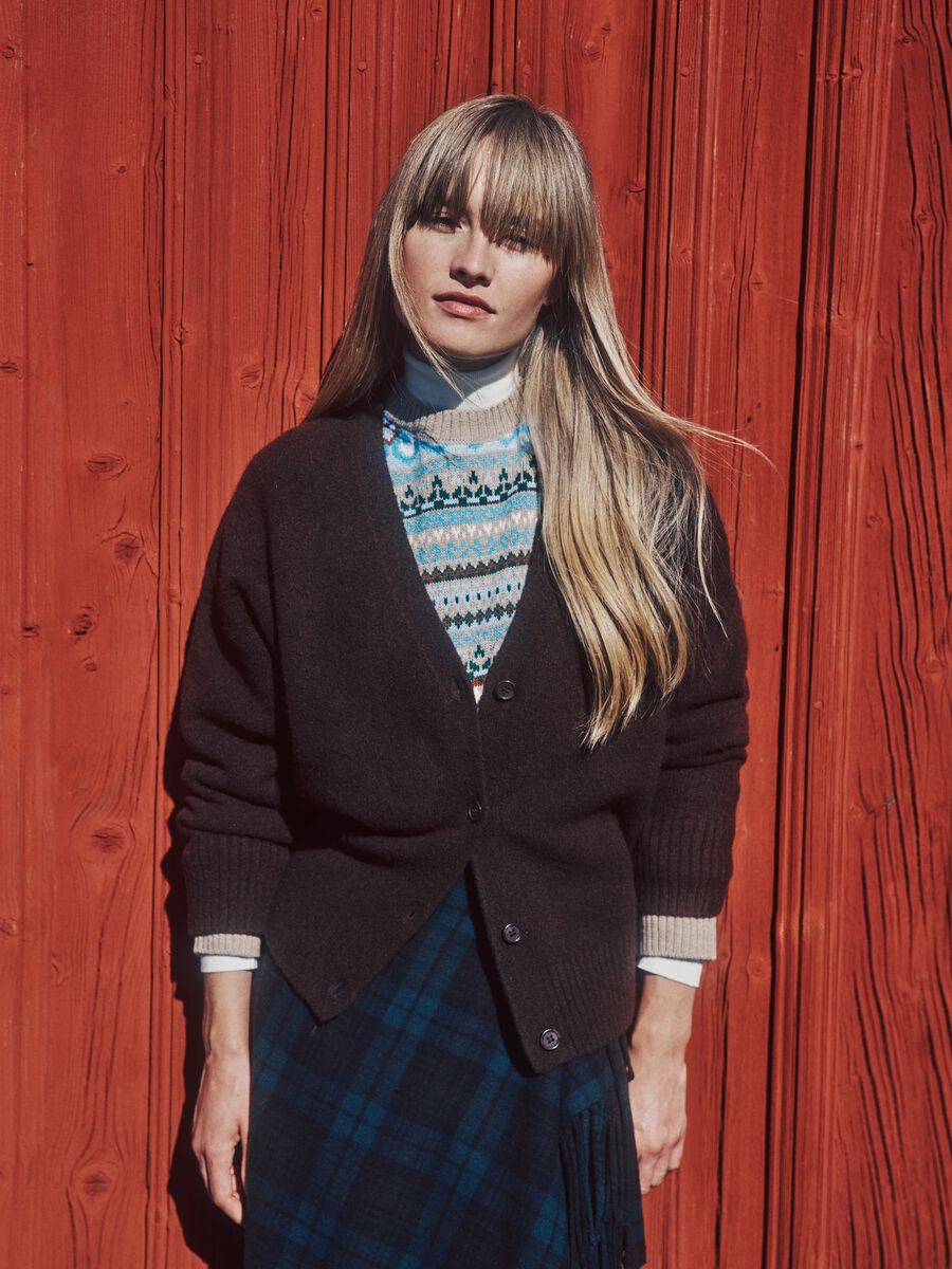 Cardigan marrone vestibilità over con scollo a V e bottoni_0