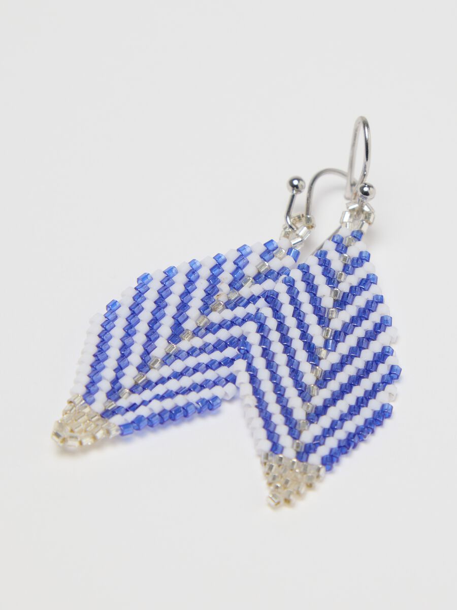 White and blue diamond-shaped pendant earrings_2