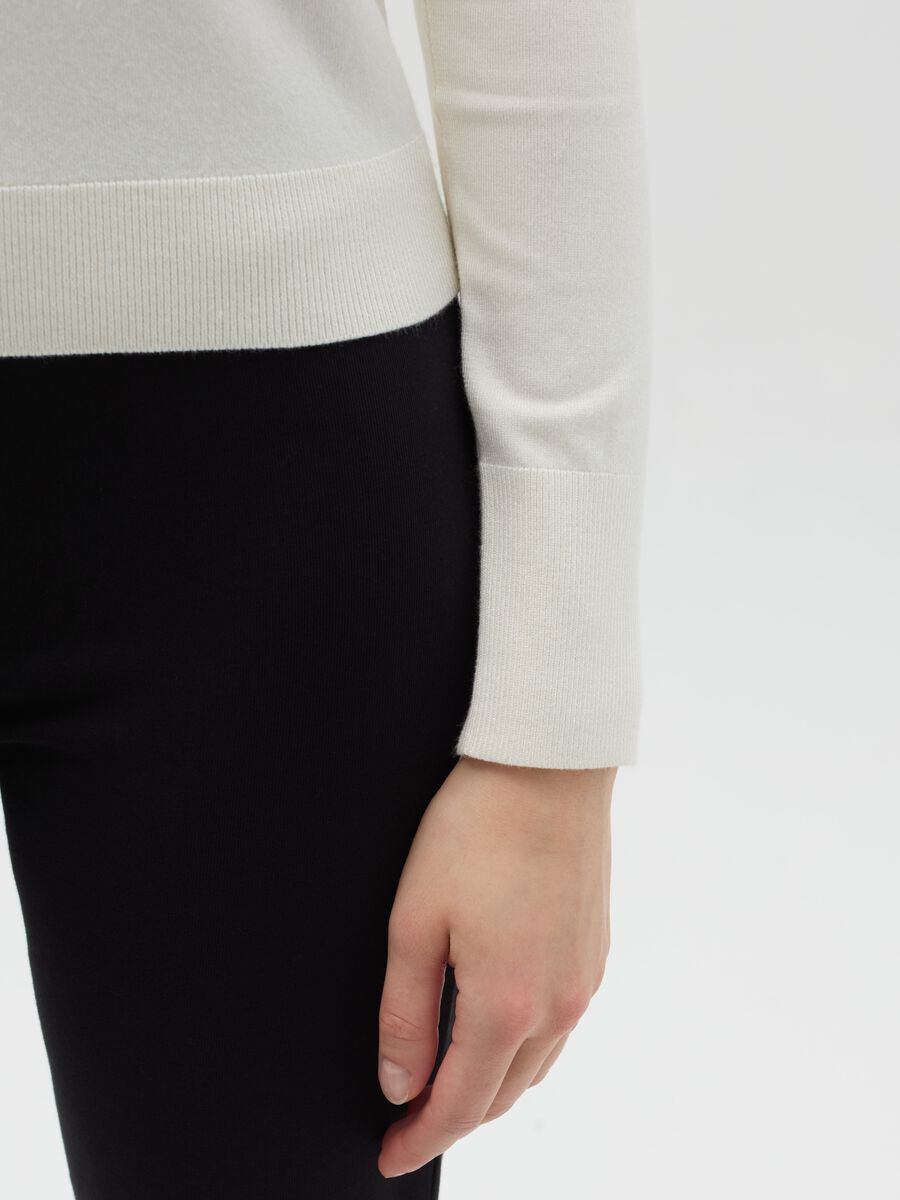 Top with round neck and long sleeves_2