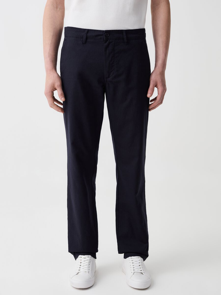 Chino trousers in linen and cotton_2