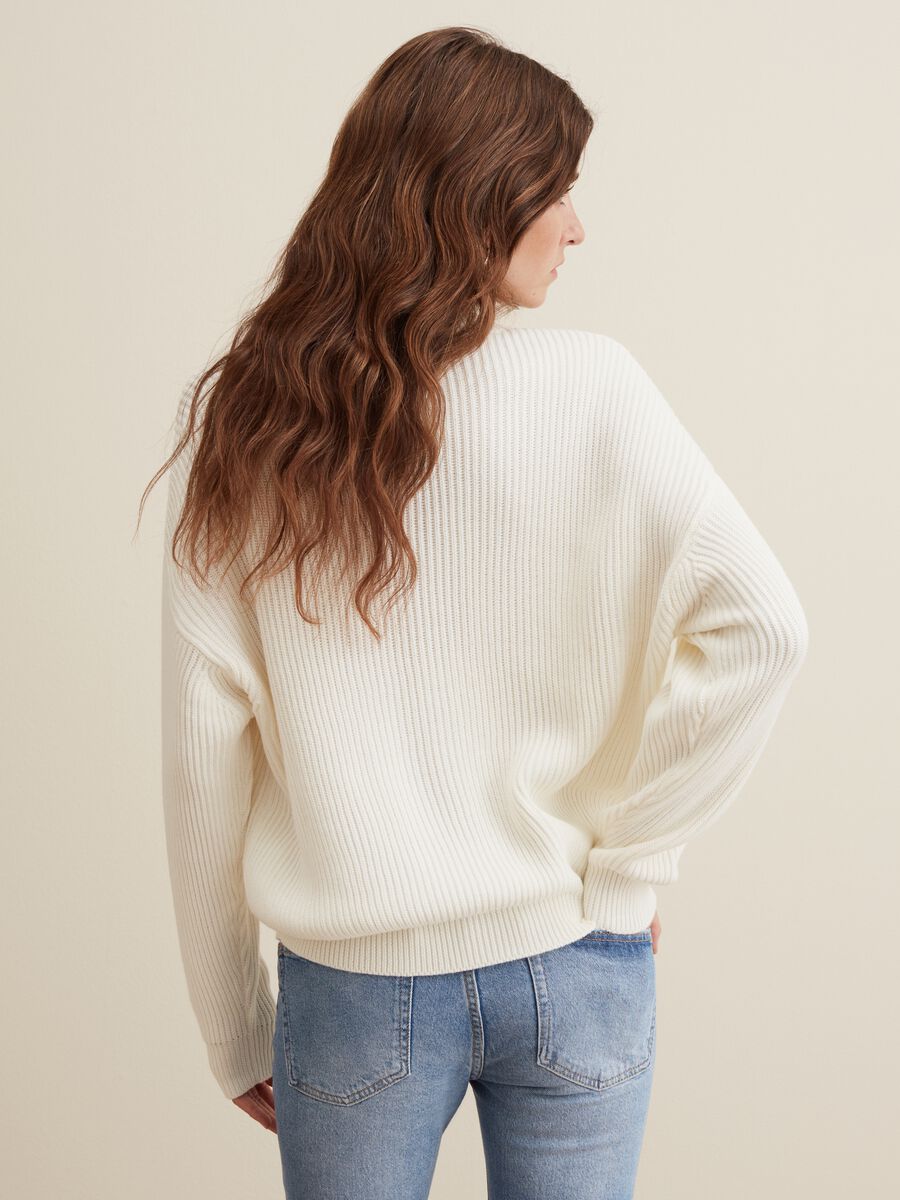 Pullover oversize con lavorazione a coste_2