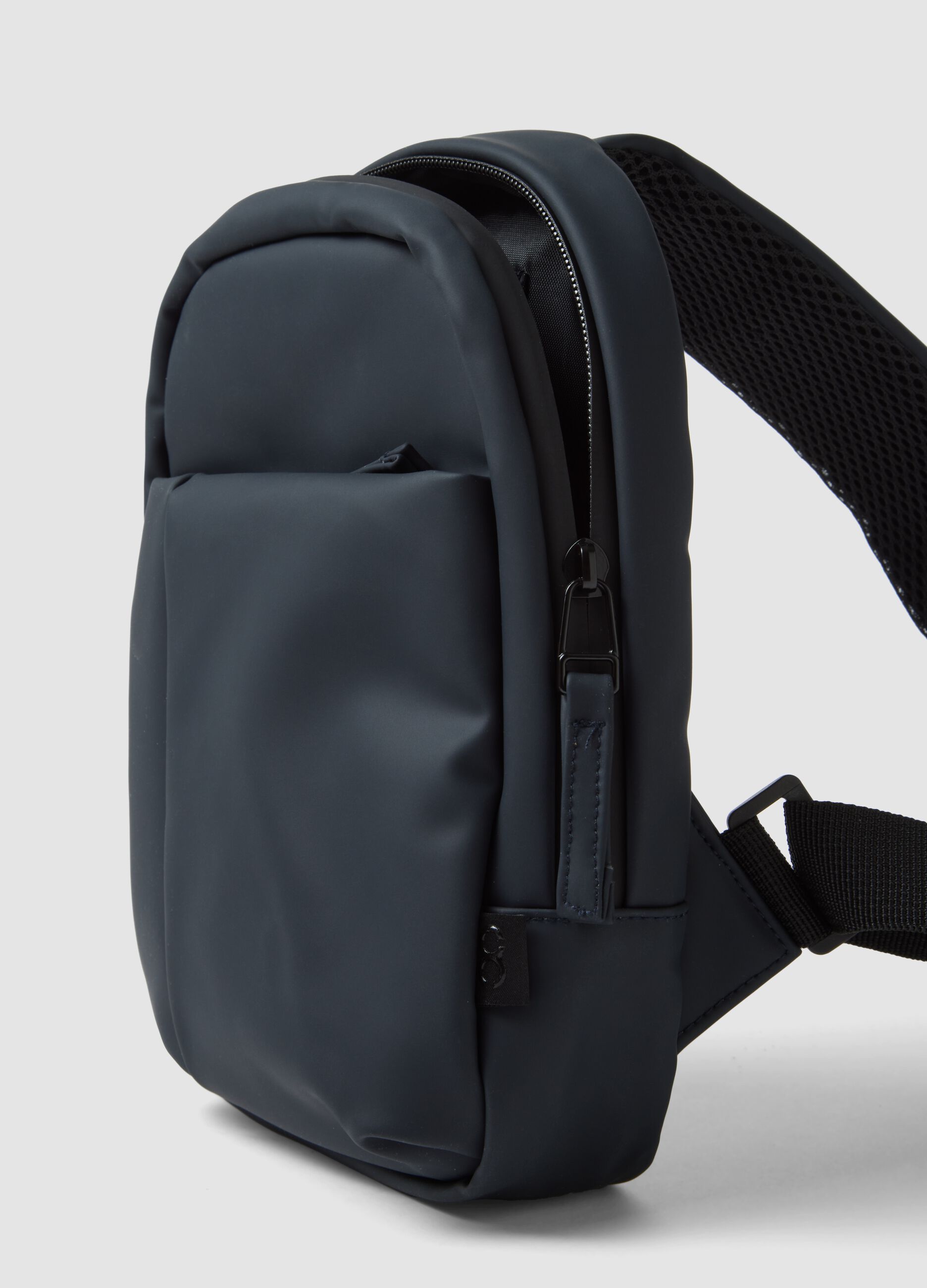 Borsa sportiva blu a tracolla con tasca frontale idrorepellente