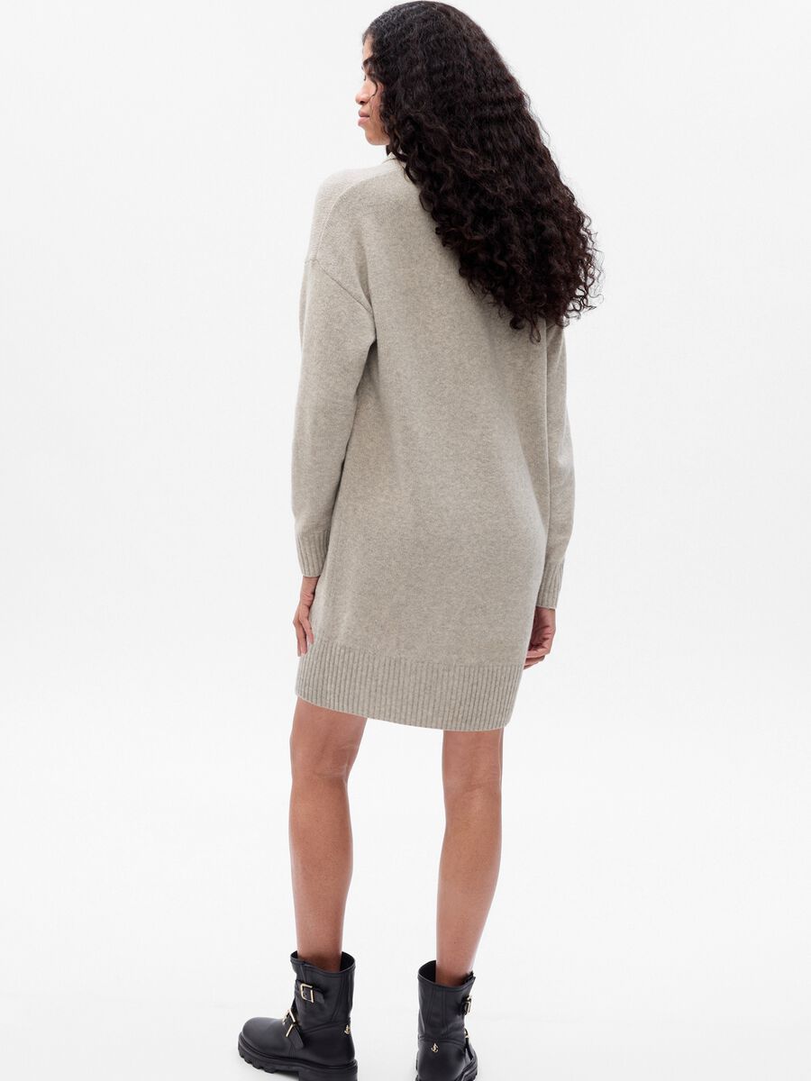 Abito corto oversize con collo alto_1