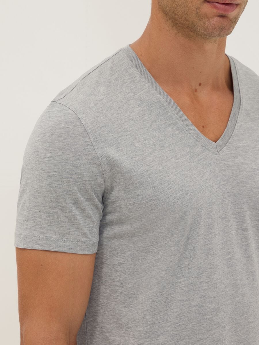 Grey Supima cotton regular-fit V-neck T-shirt_2