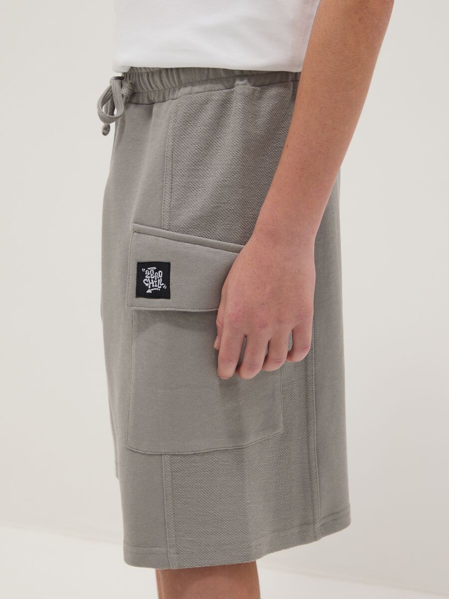 Bermuda grigi in puro cotone con tasche cargo per ragazzo over fit_2