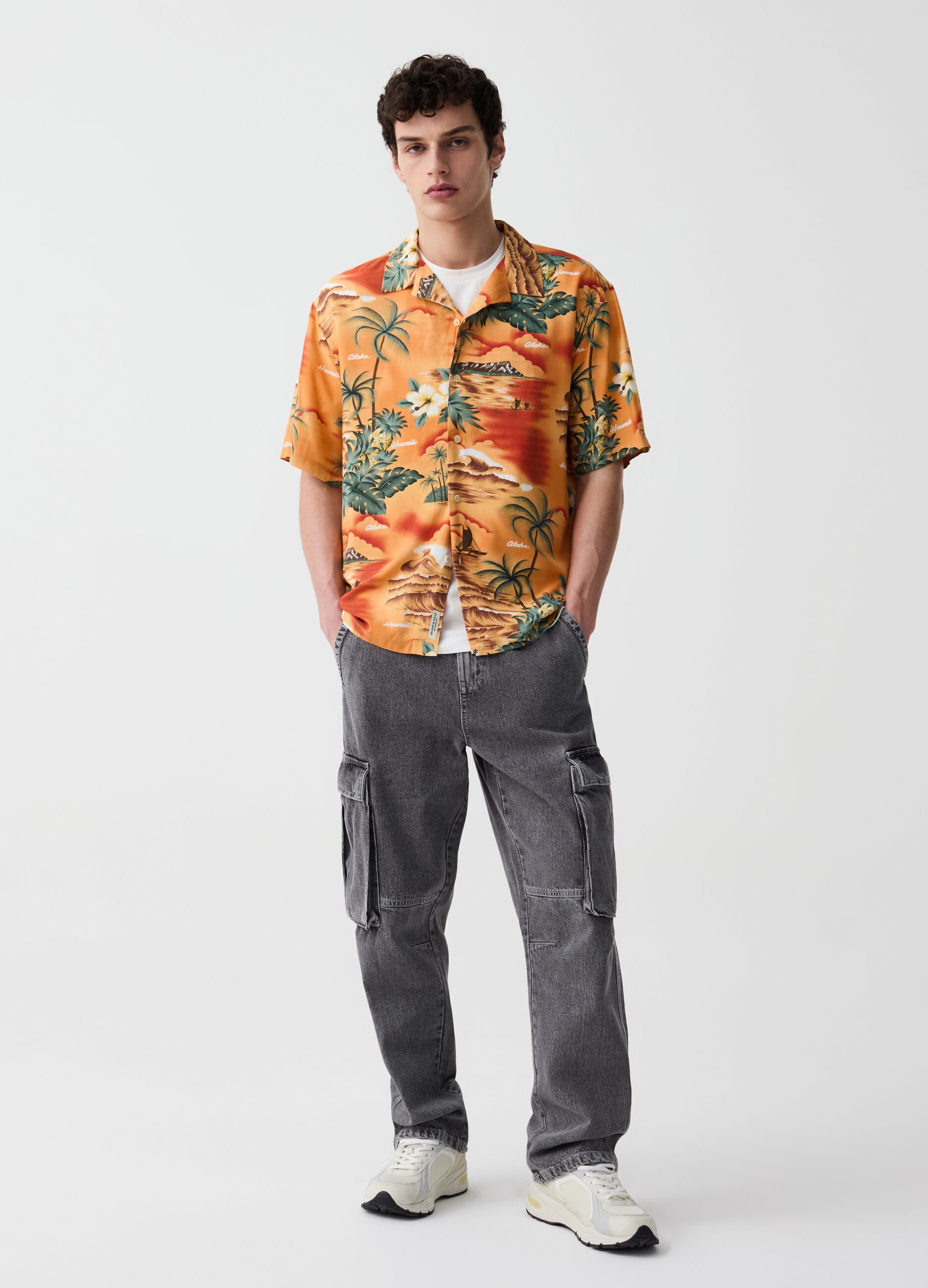 Short-sleeved shirt with Hawaiian print