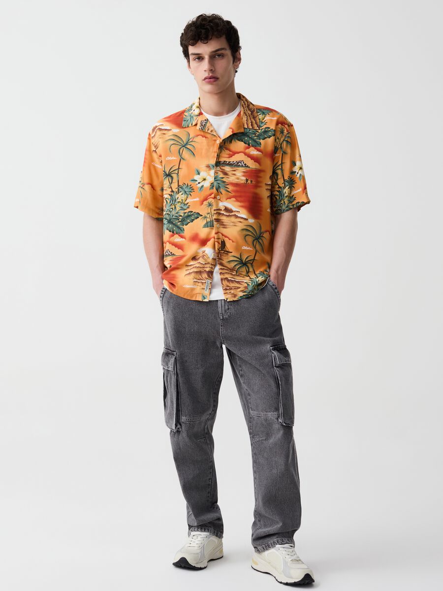 Short-sleeved shirt with Hawaiian print_0