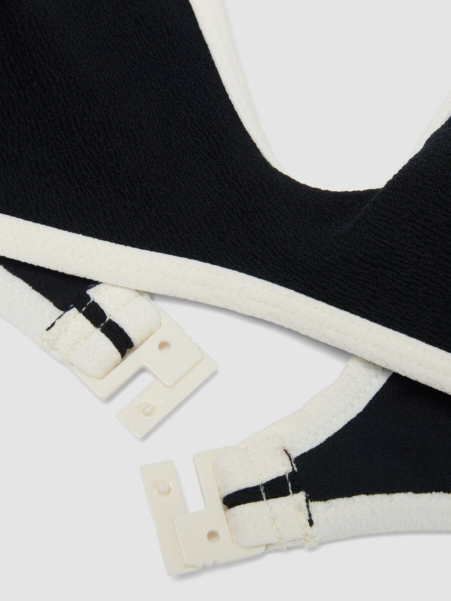 Top bikini in tessuto elasticizzato nero con bordi bianchi_1