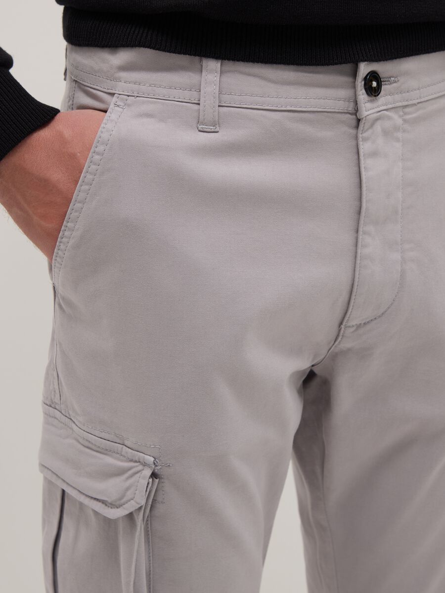 Pantaloni cargo grigi in cotone elasticizzato slim fit_3