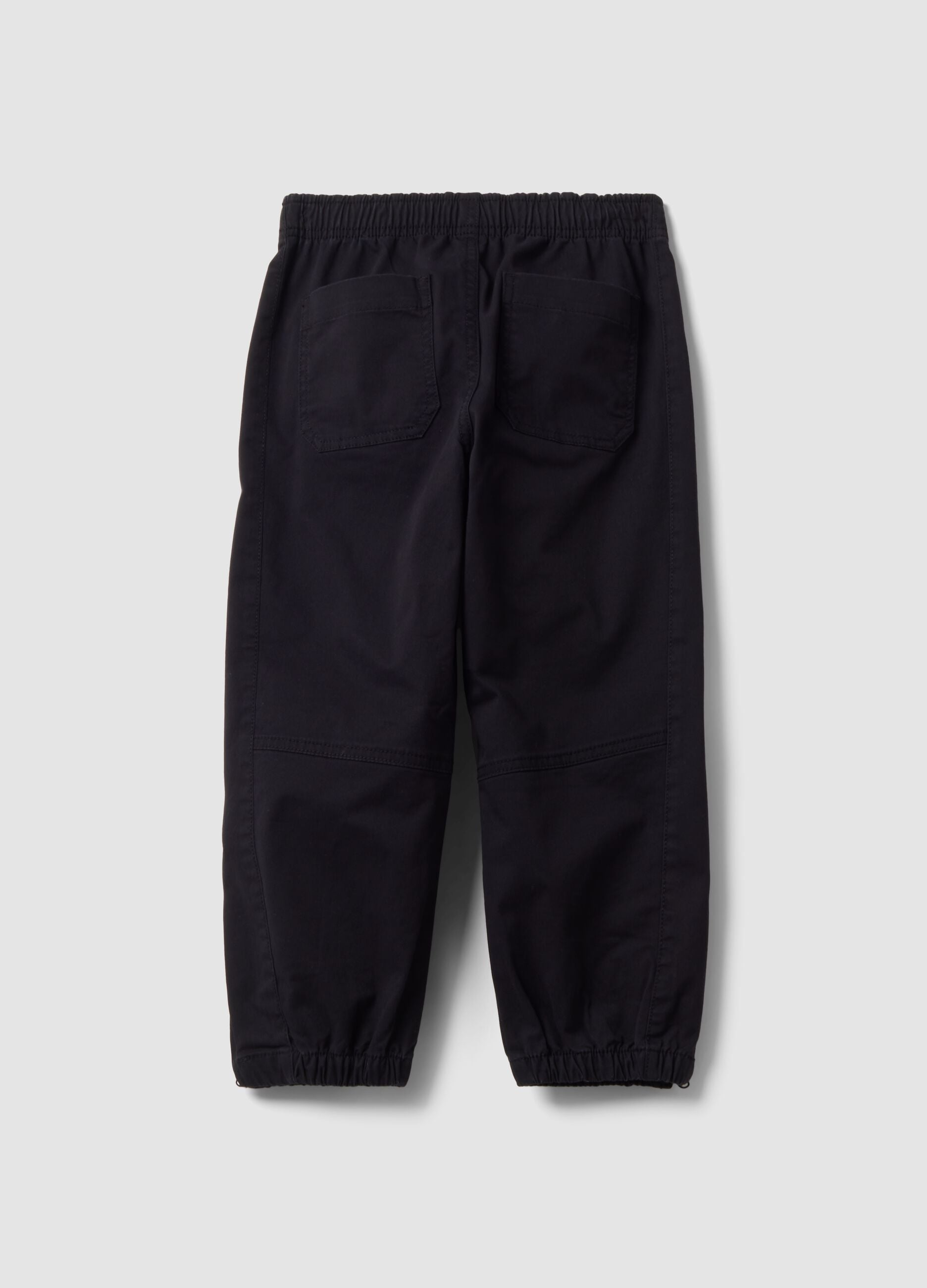 Pantaloni neri in cotone elasticizzato con fondo elasticizzato per bambino