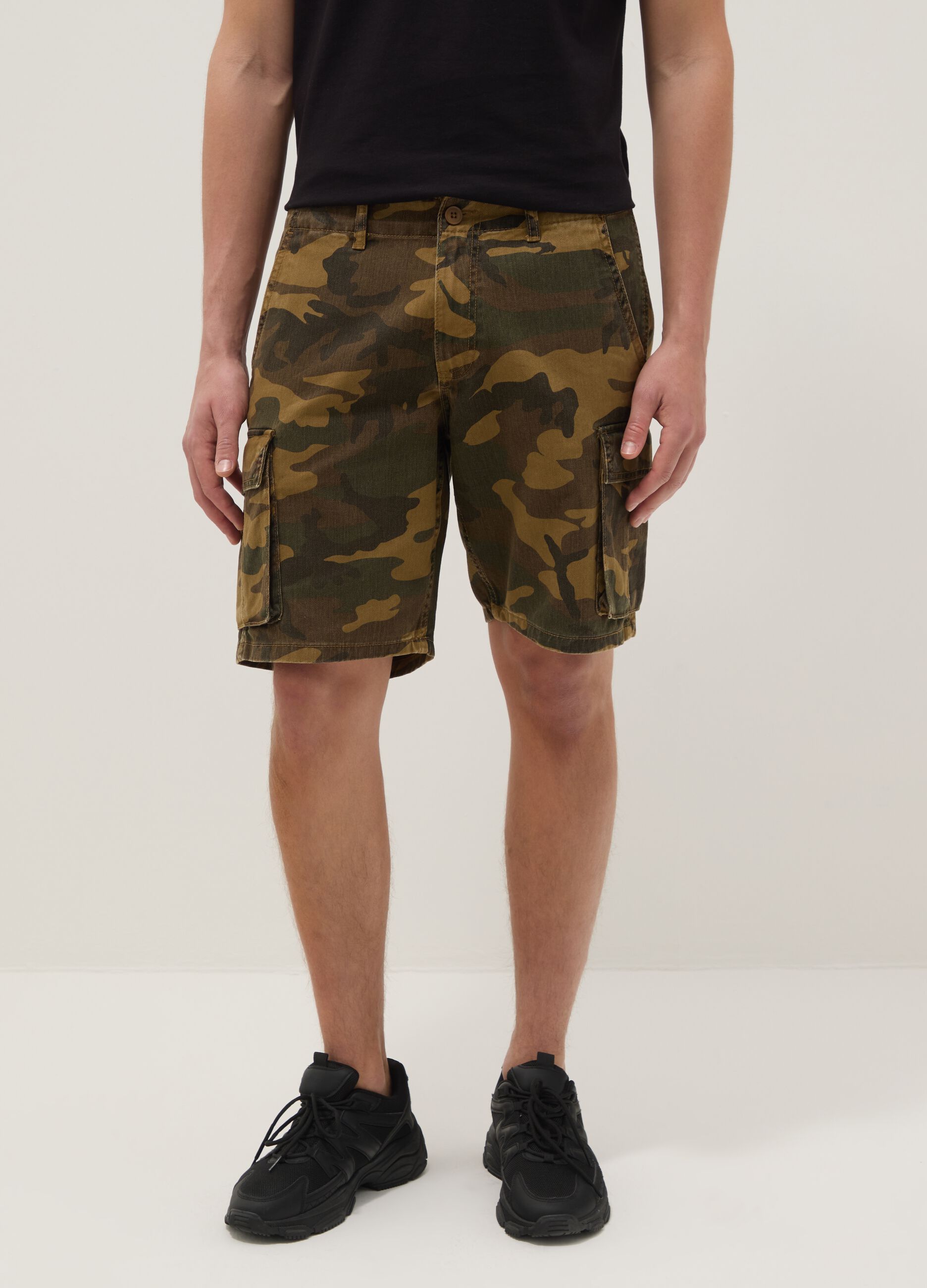 Green cotton cargo shorts