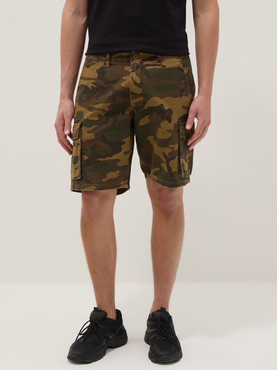 Green cotton cargo shorts_1