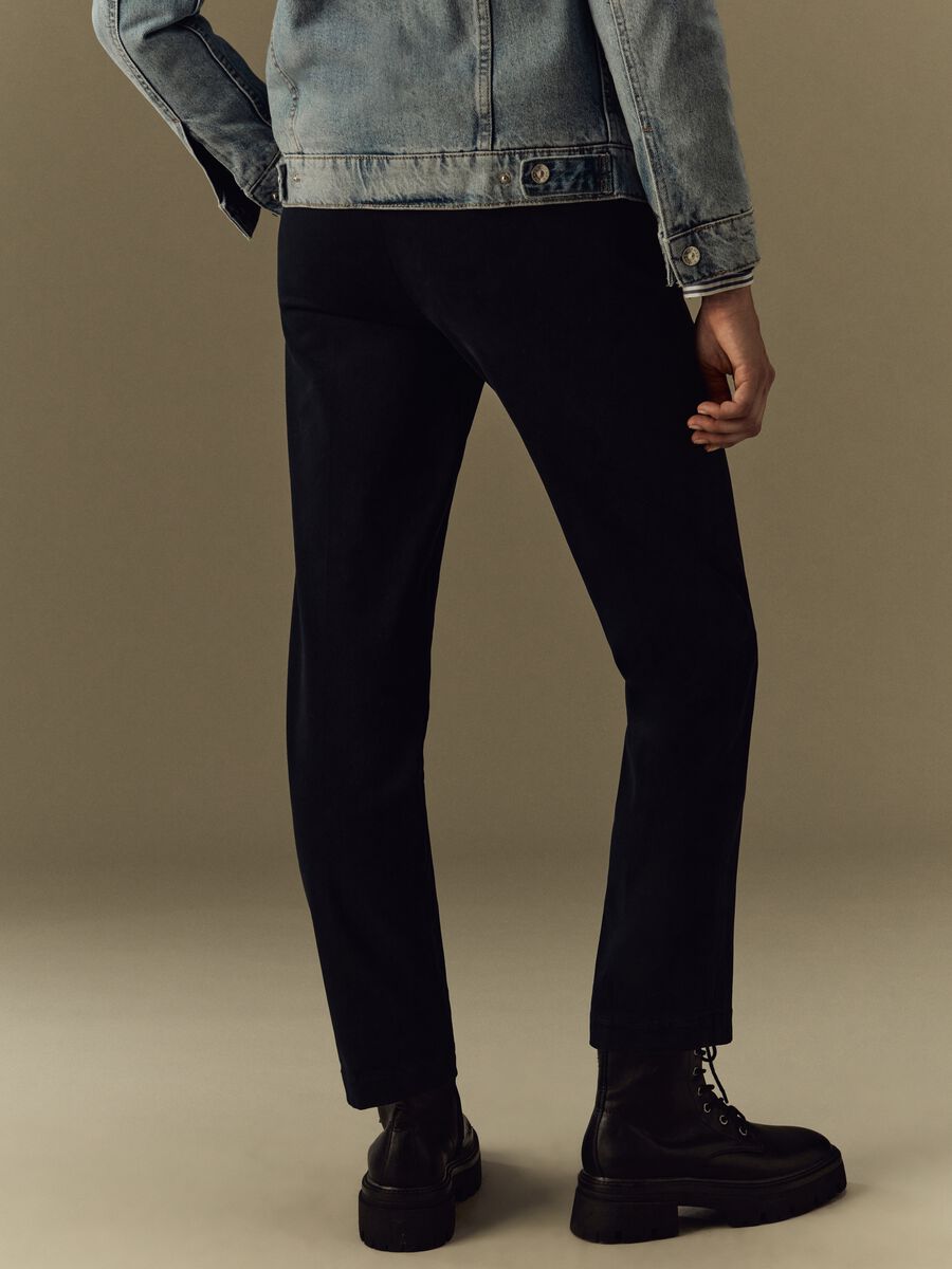 Pantaloni chino in cotone stretch_2