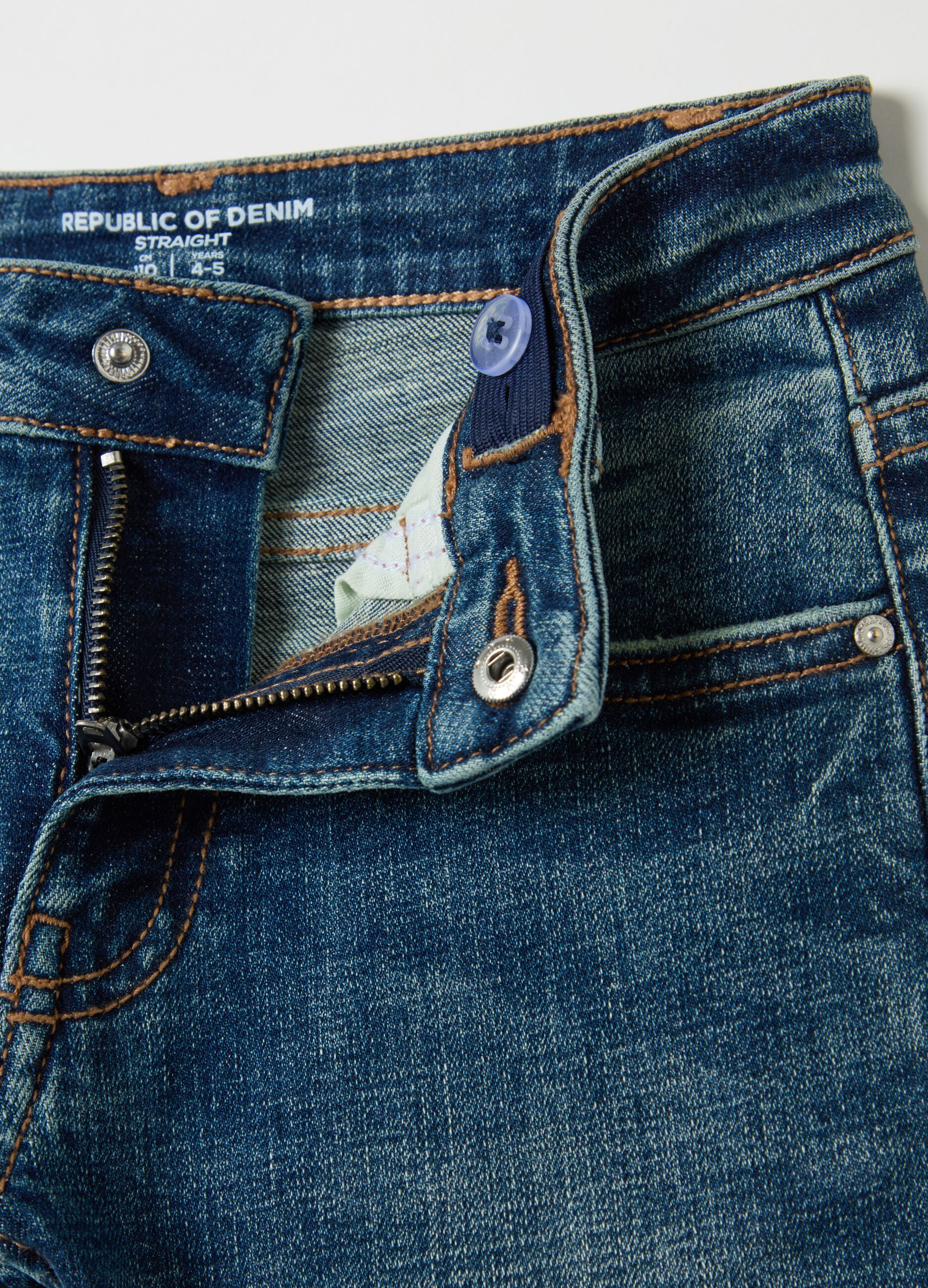 Jeans straight fit con abrasioni e stampa