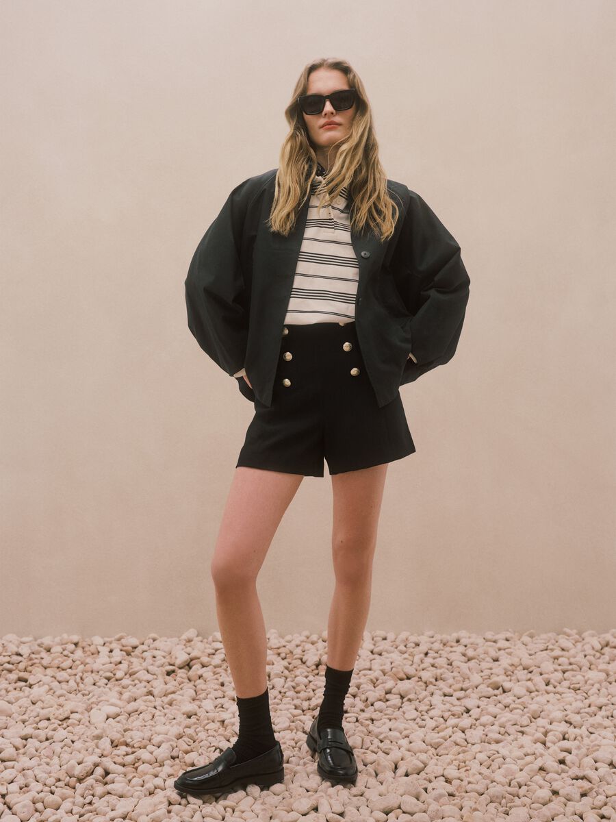 Shorts neri regular fit con vita alta e bottoni dorati_5