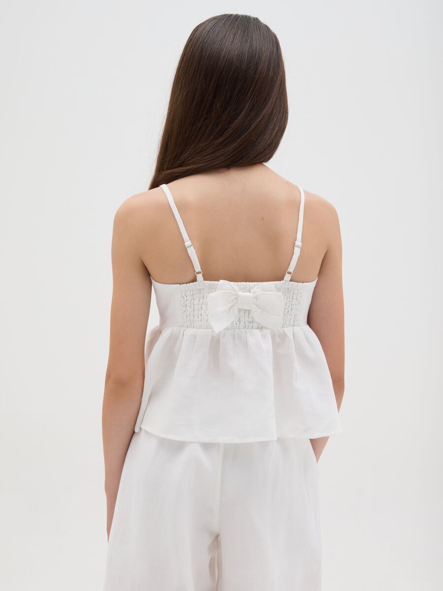 Girls' white cotton and linen top with regular fit, ruffles and bow at the back_1