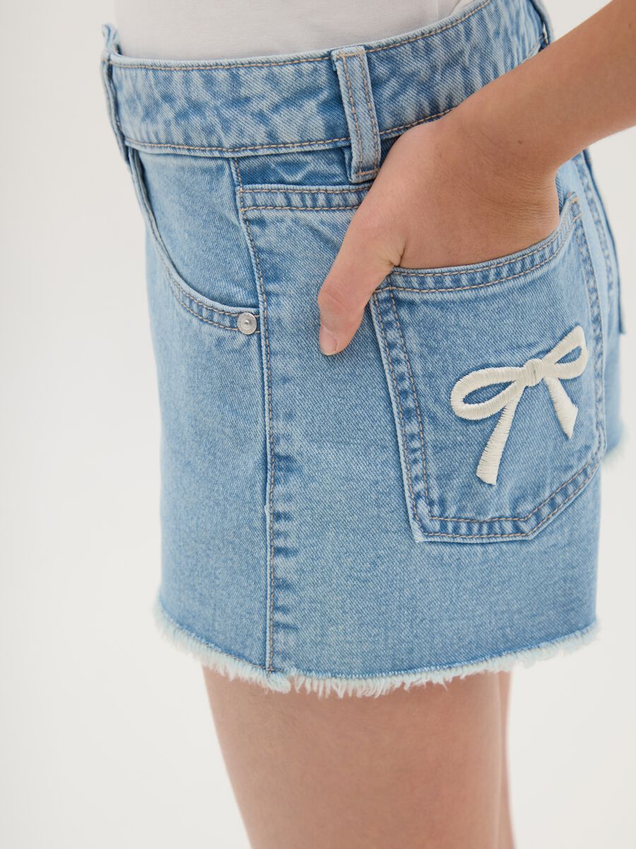 Blue denim shorts with bow details at the back_2
