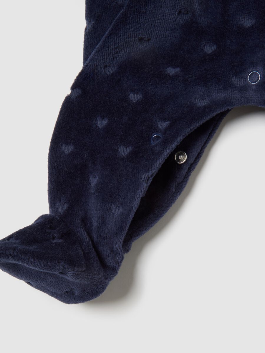 Tutina blu da neonata in misto cotone vellutato con cuoricini_2