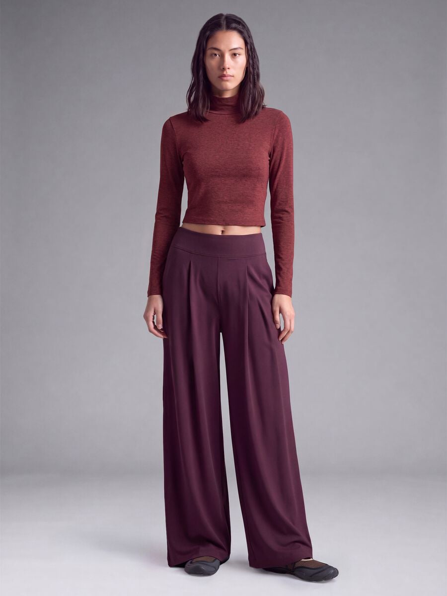 T-shirt rossa crop in tessuto elasticizzato con collo rialzato_1