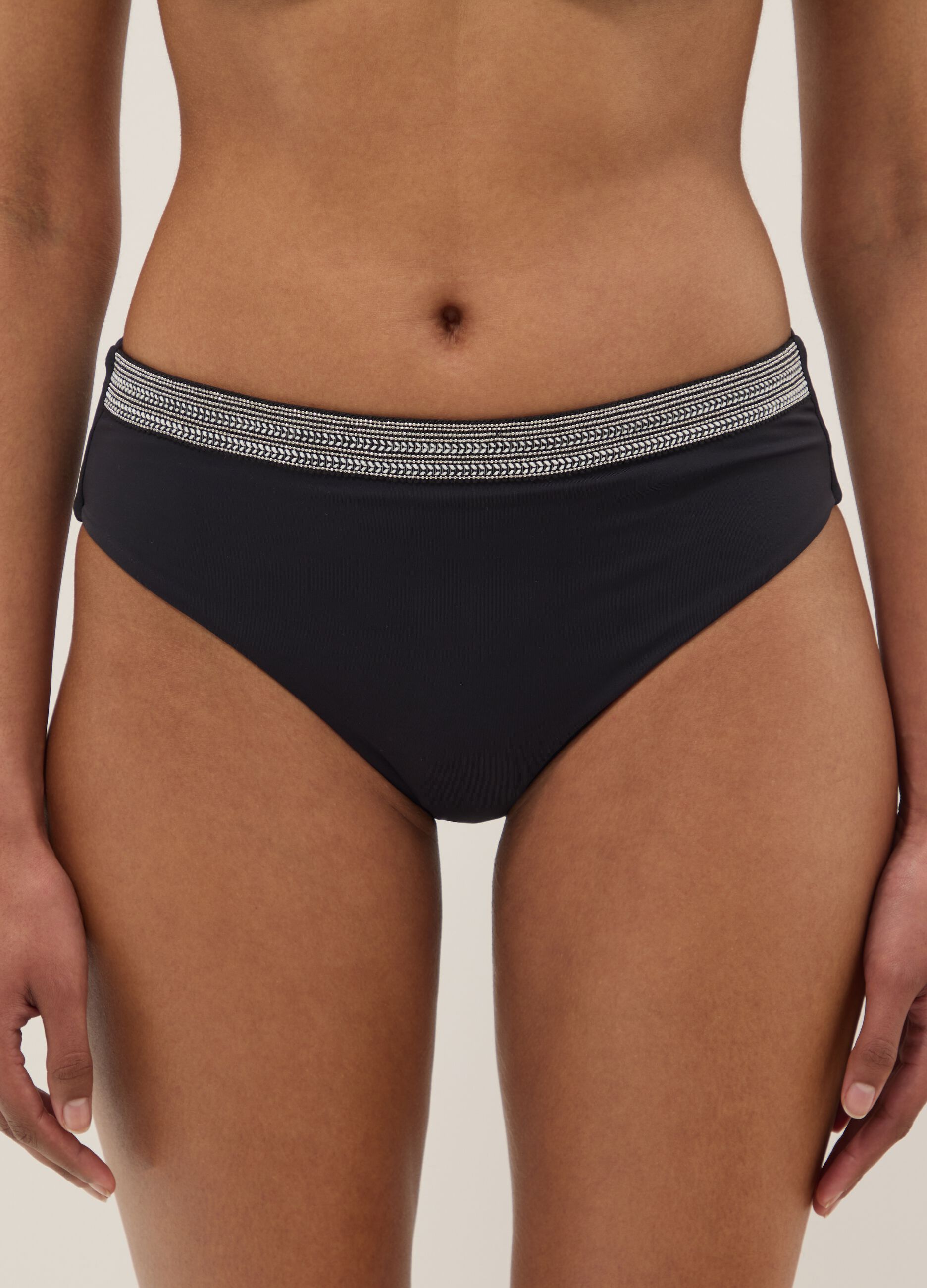 Slip da mare in tessuto elasticizzato nero con ricami