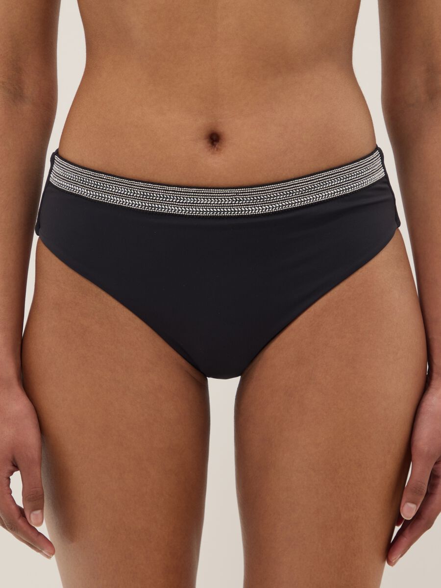 Slip da mare in tessuto elasticizzato nero con ricami_1
