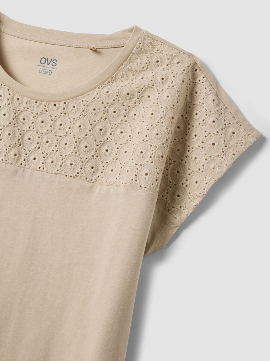 T-shirt beige in puro cotone con pizzo sangallo_1