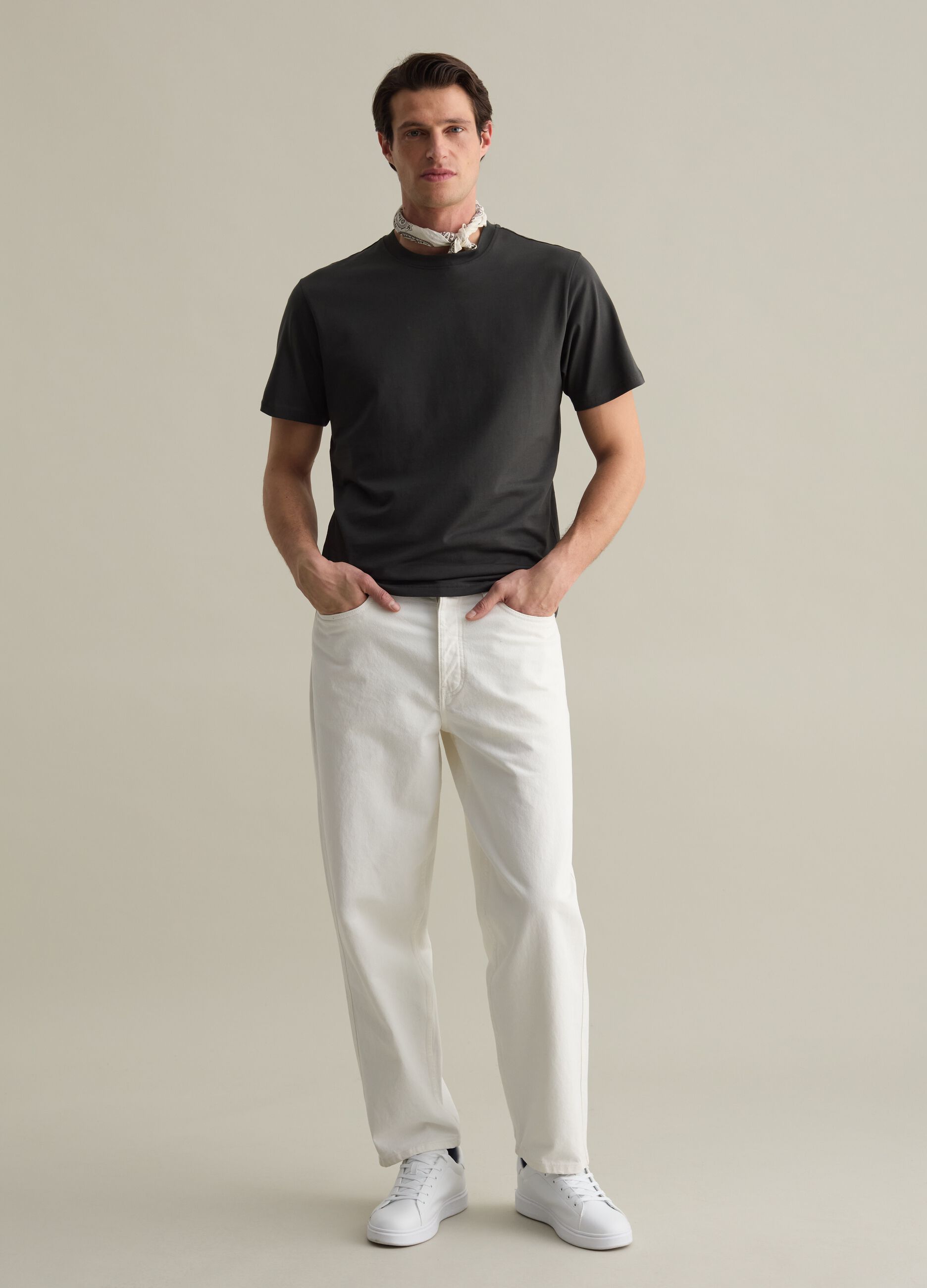 Plain cotton T-shirt with round neck.