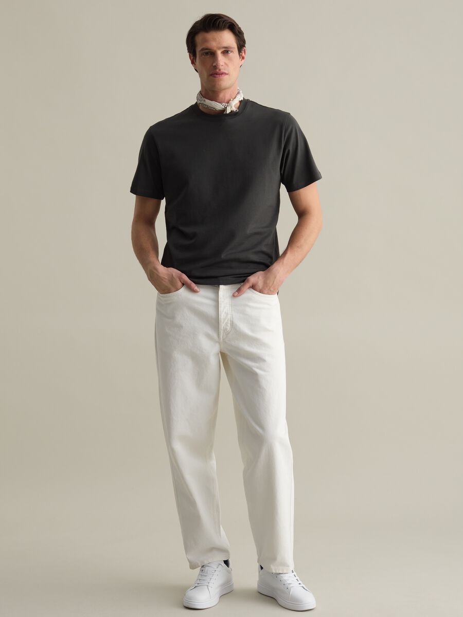 Plain cotton T-shirt with round neck._1