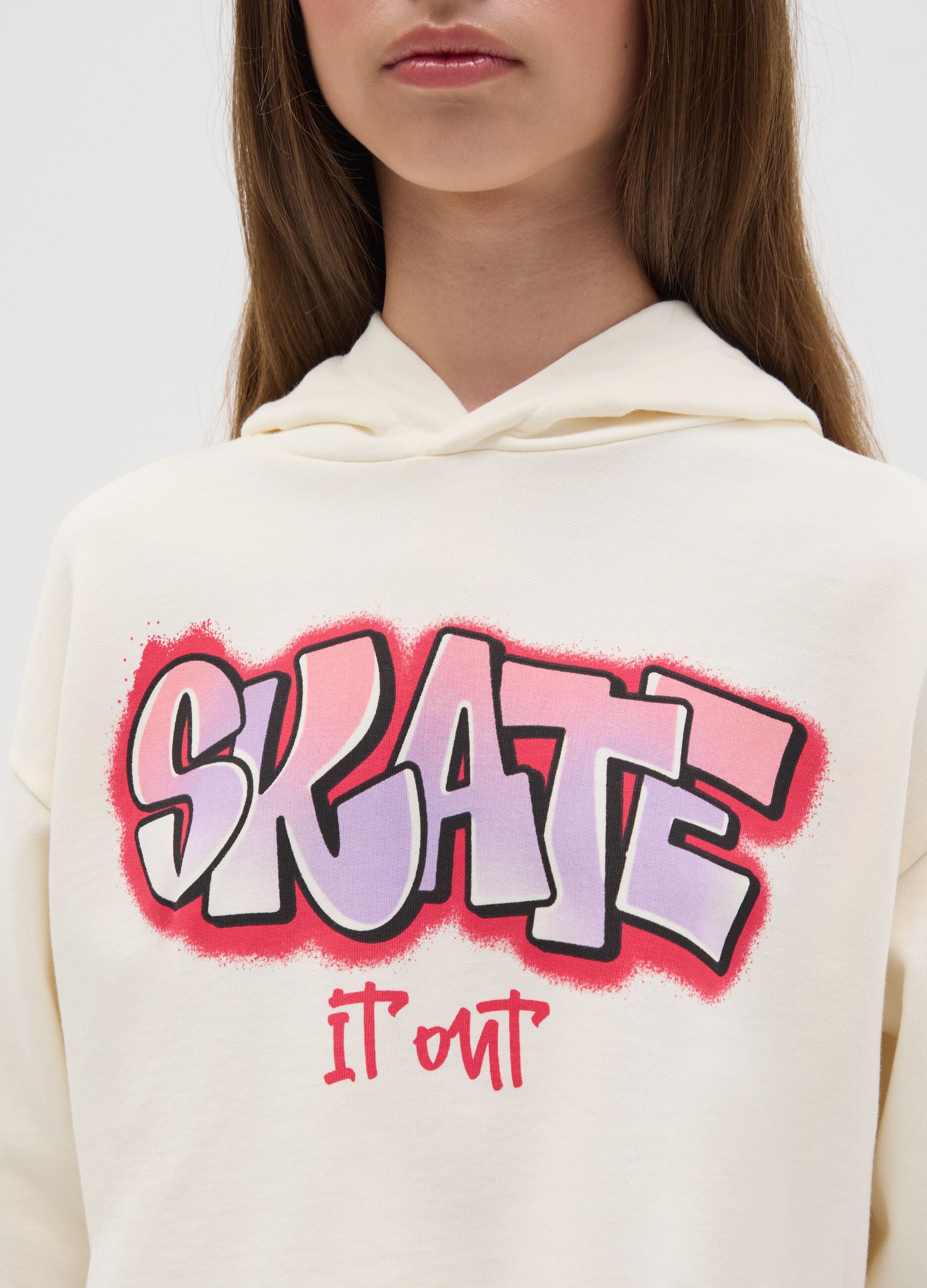 Felpa crop con cappuccio e stampa "Skate it out"