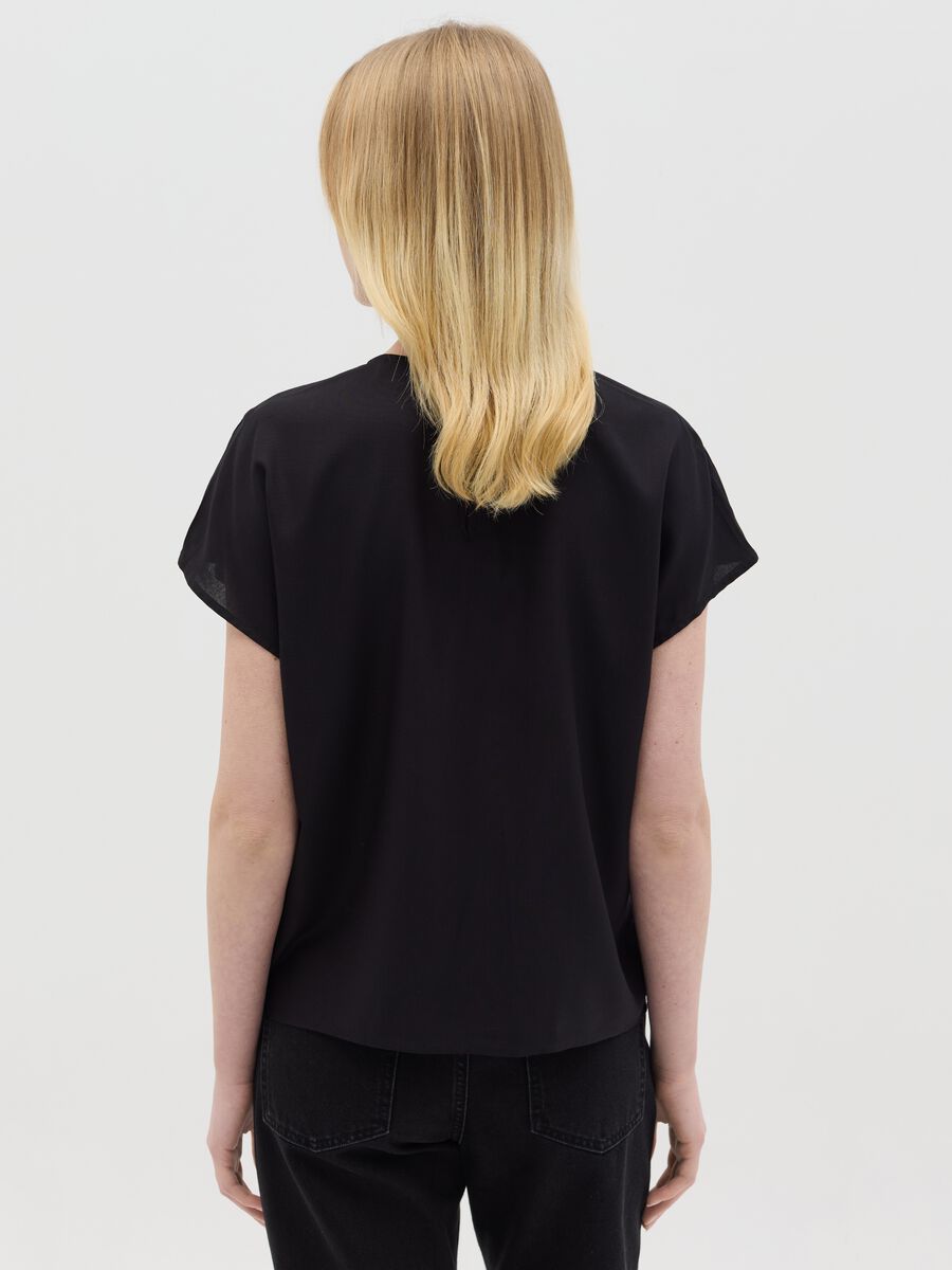 Black short-sleeved blouse in viscose_3