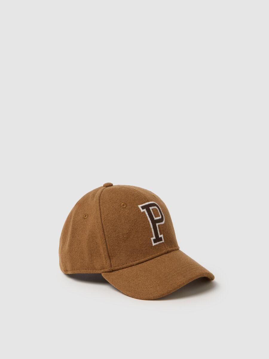 Cappello marrone con lettera ricamata_0