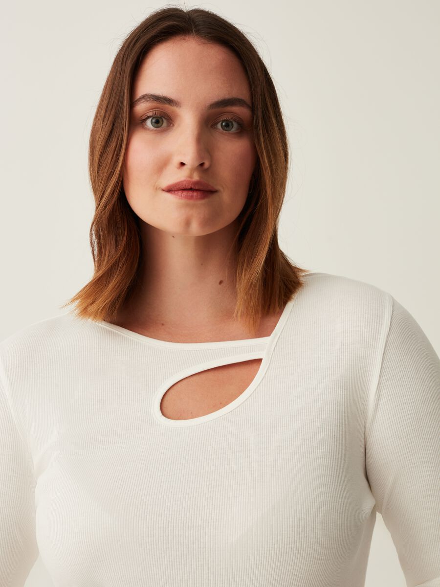 T-shirt a costine con dettaglio cut out Curvy_1