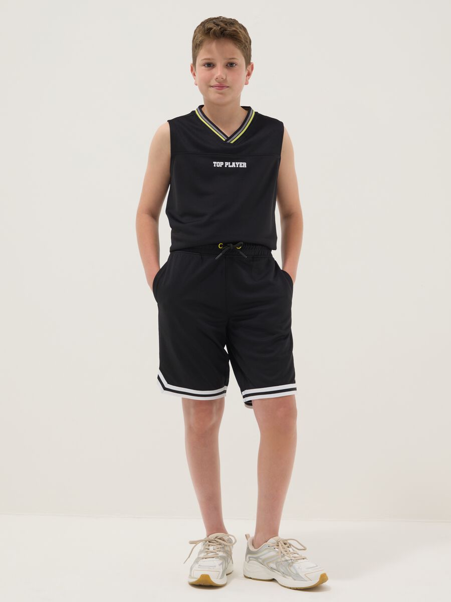 Pantaloni corti sportivi neri da ragazzo oversize fit con coulisse_0