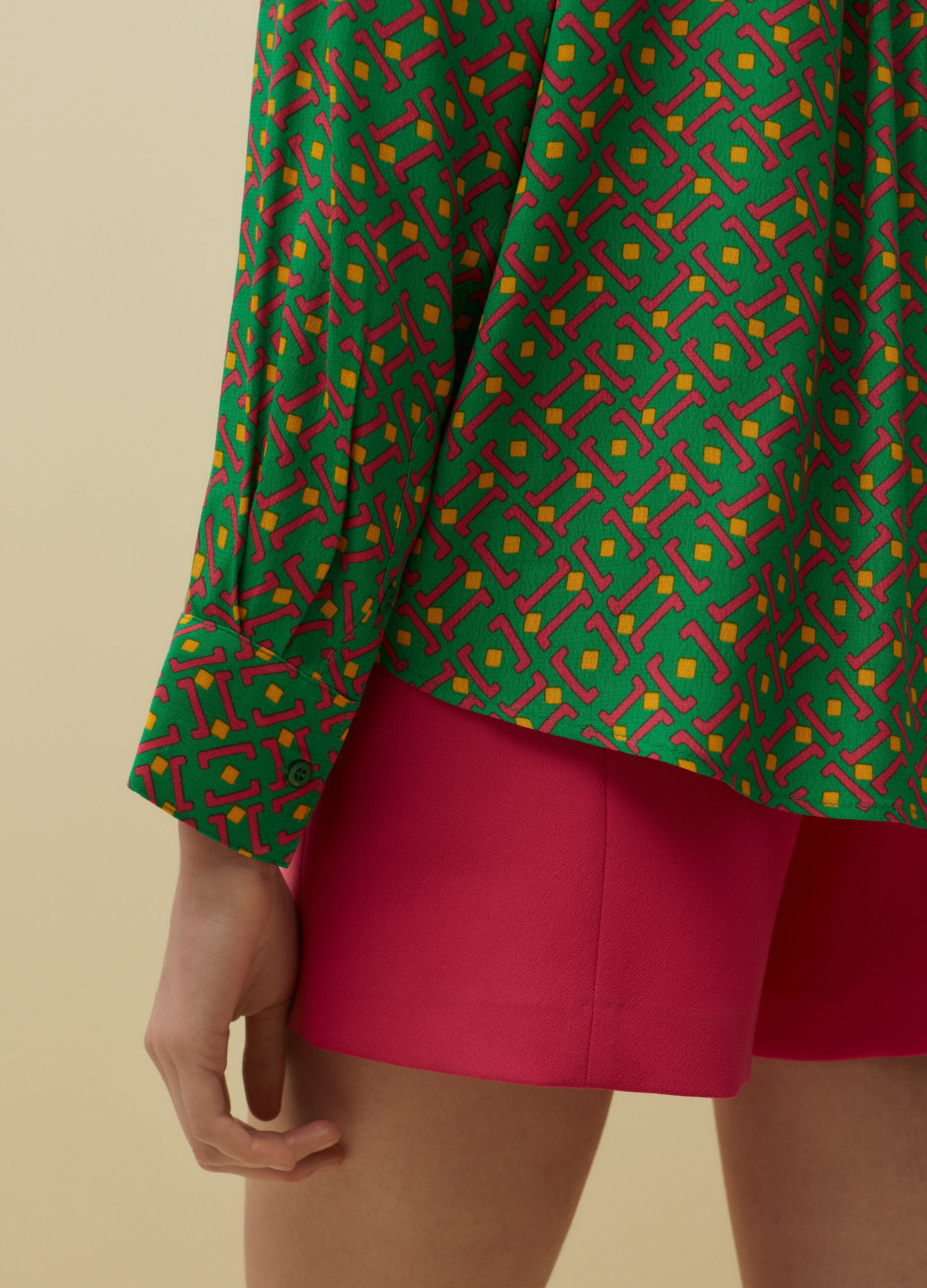 Camicia in viscosa stampa geometrica_3