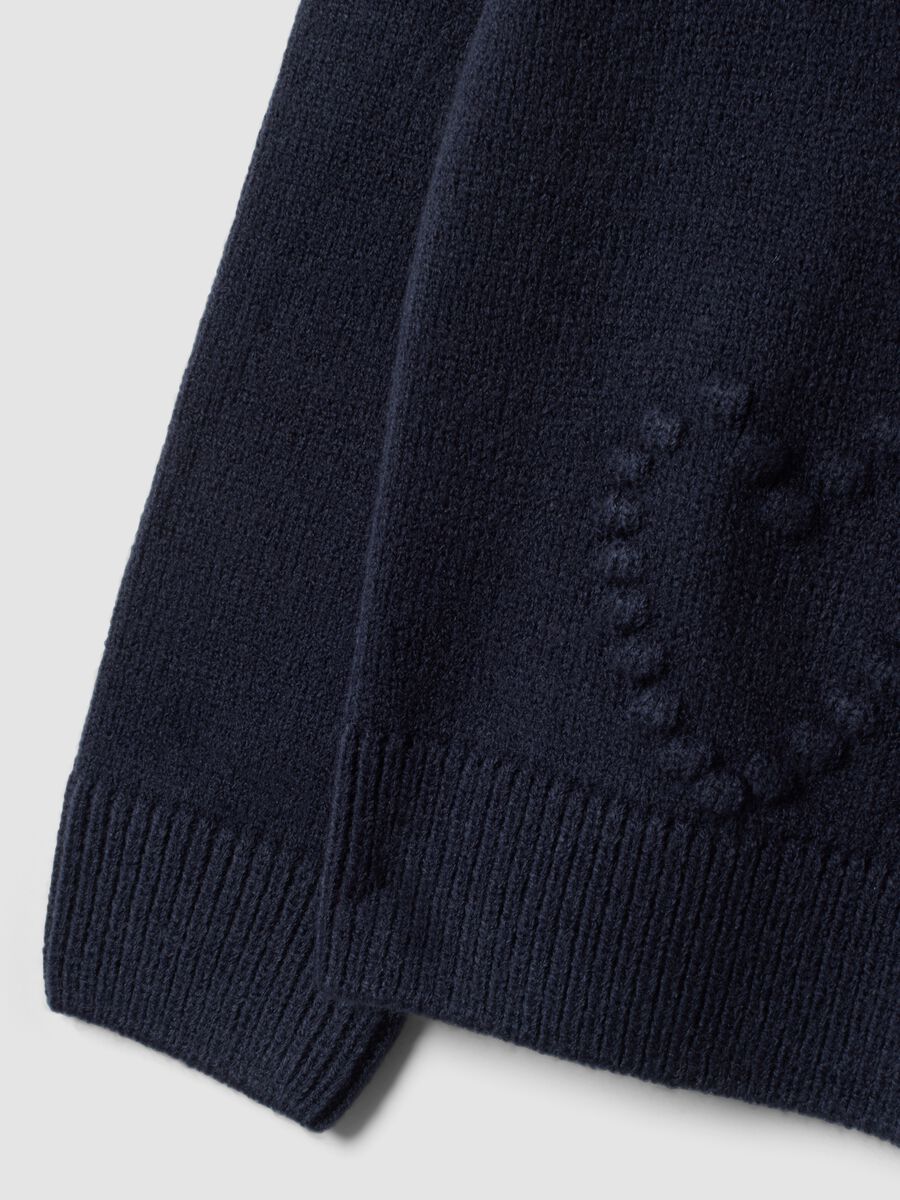 Maglione blu girocollo con cuori in rilievo regular fit per bambina_3