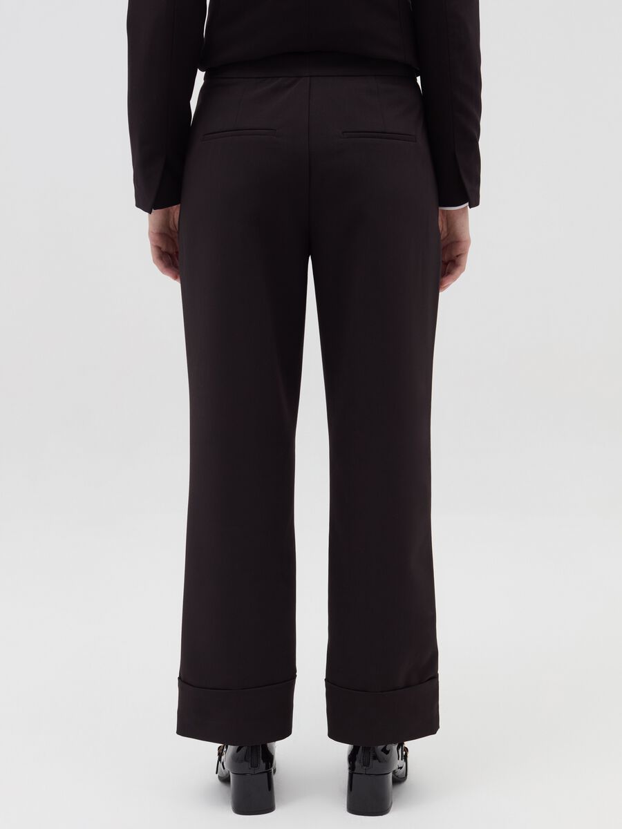 Pantalone straight fit con risvolti_2