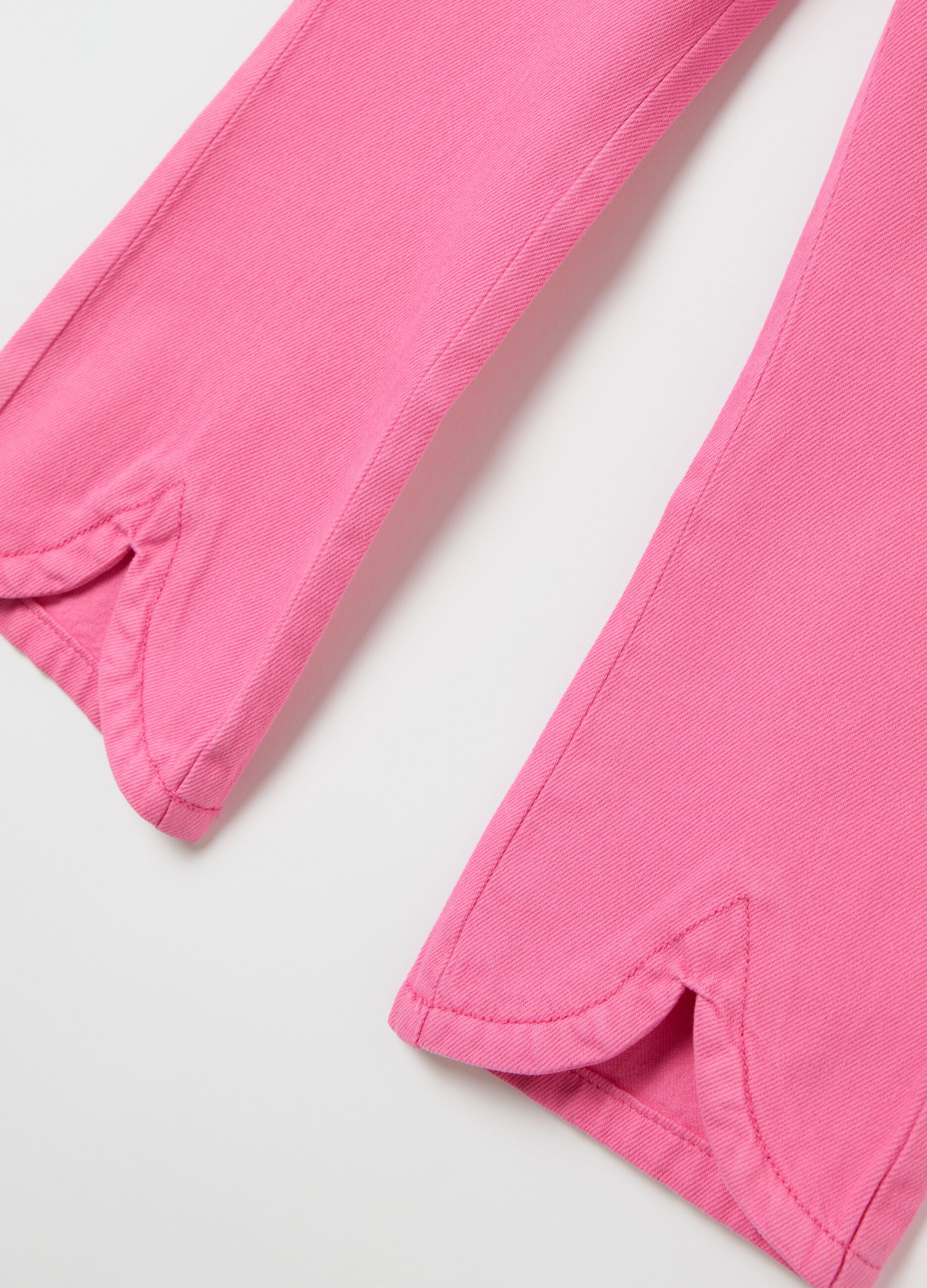 Pantaloni in drill con orlo ondulato