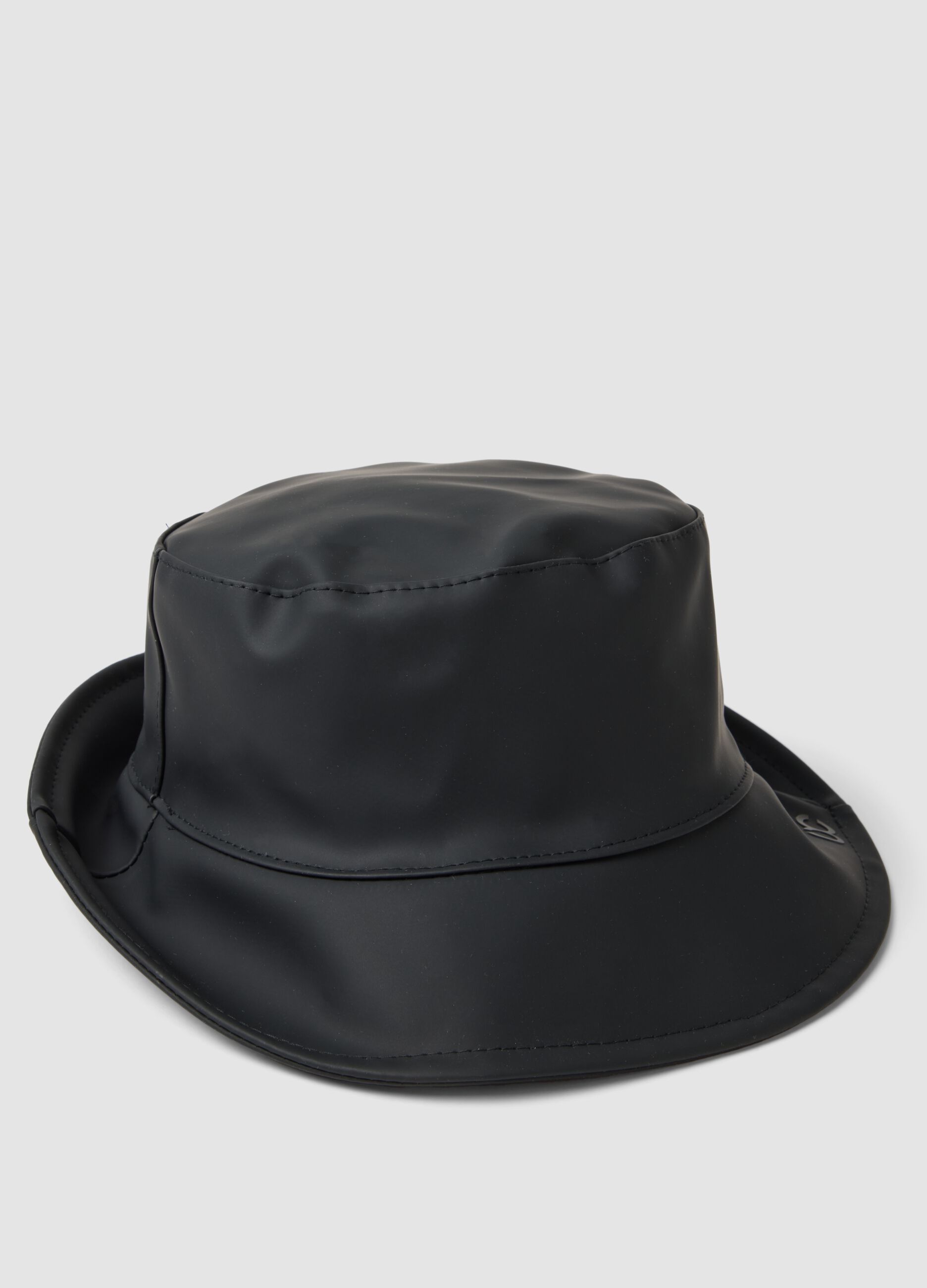 Black bucket hat