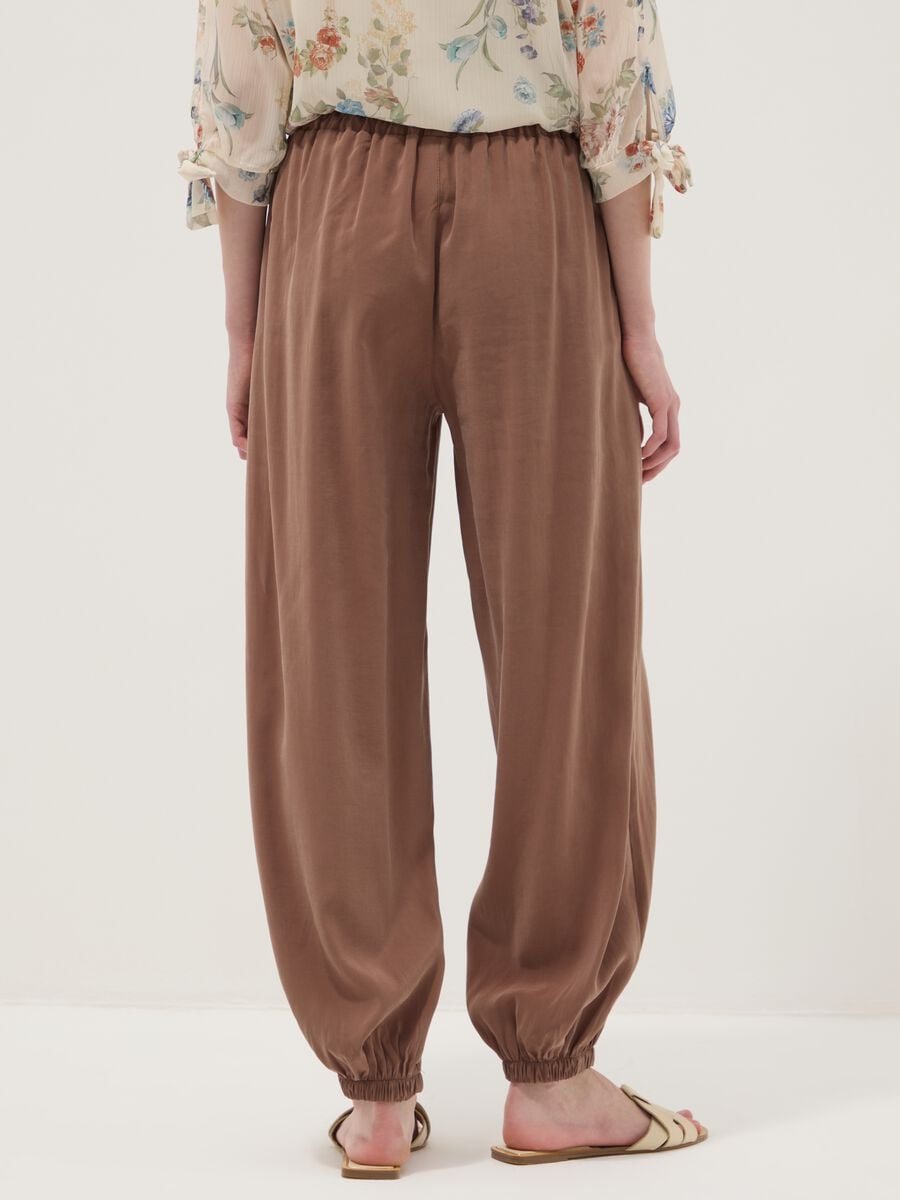Pantaloni marroni in misto viscosa con fondo elasticizzato regular fit_2