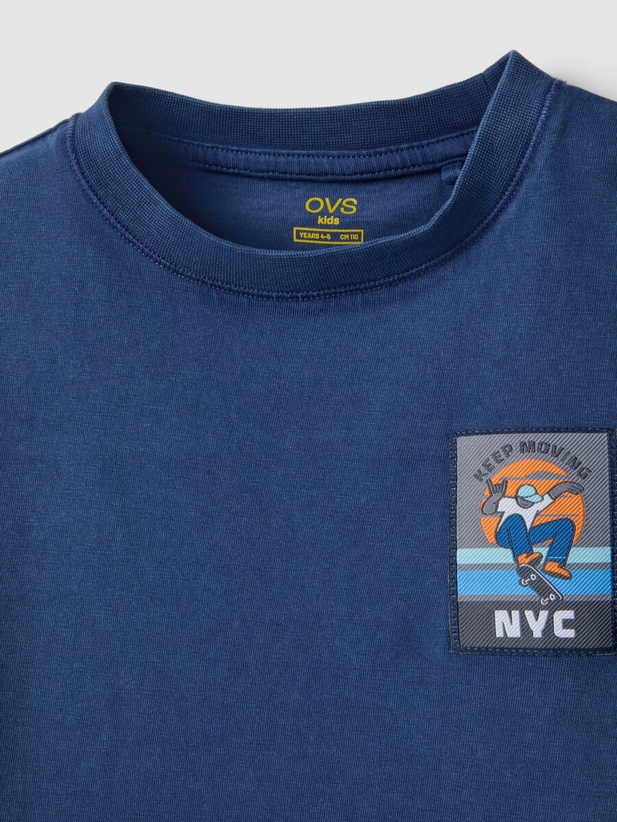 T-shirt in puro cotone blu da bambino regular fit con patch_2