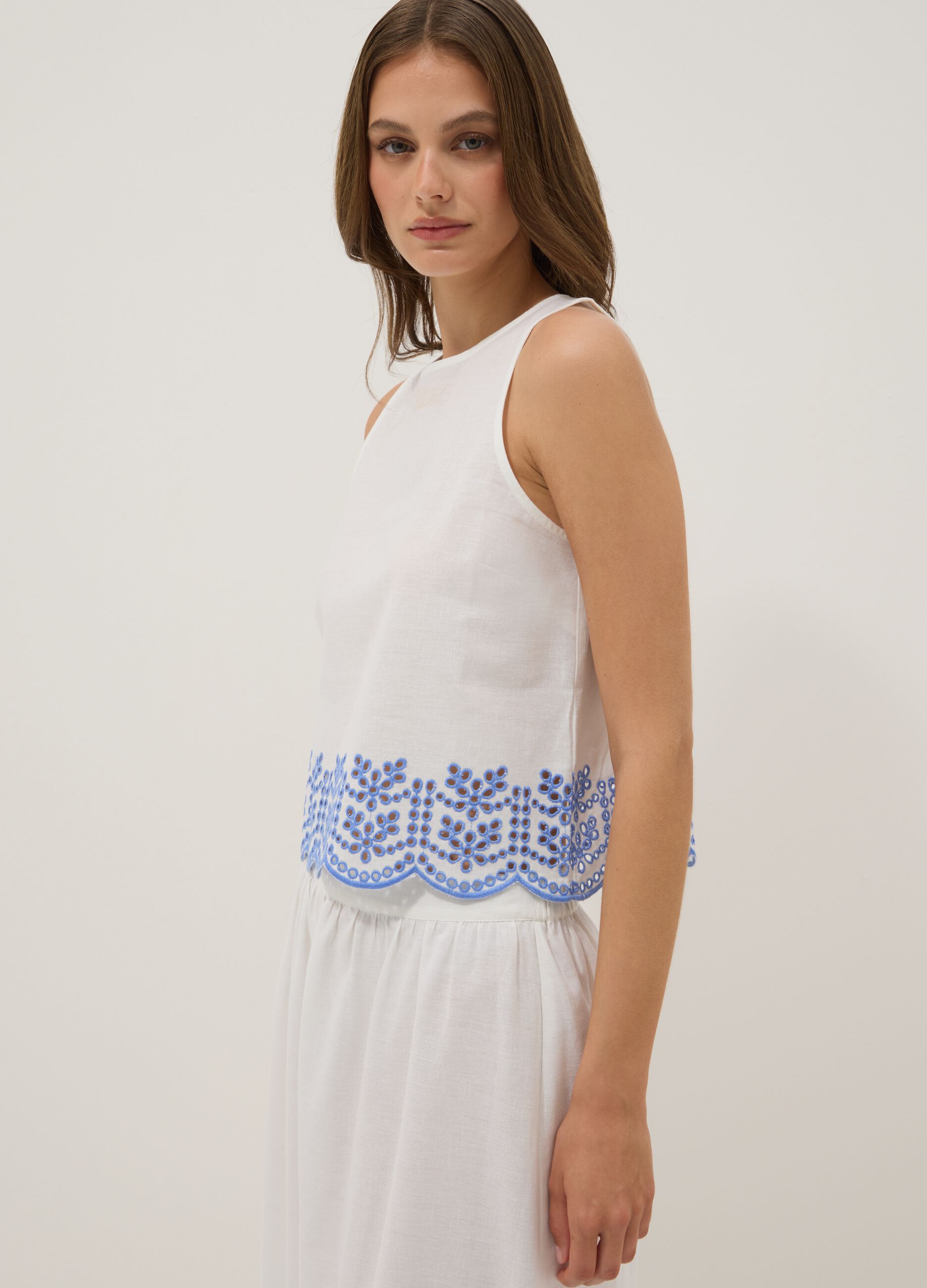 White cotton and linen blend top with embroidery