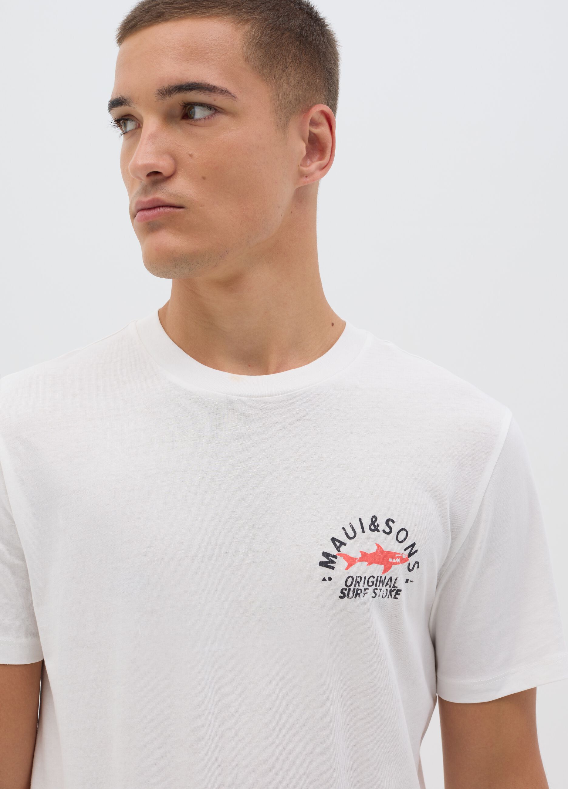 Maui & Sons white short-sleeved T-shirt