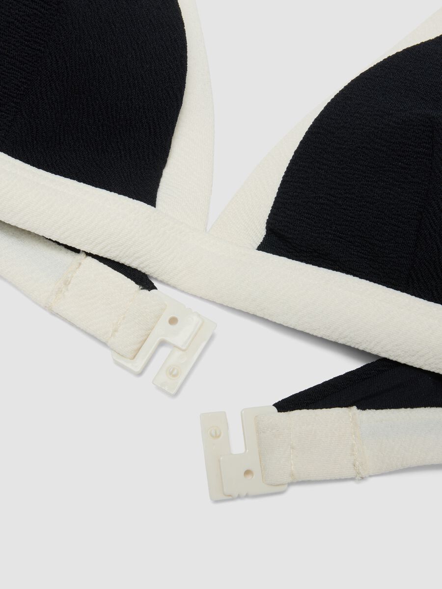 Top bikini in tessuto elasticizzato nero con bordi e spalline bianche_5