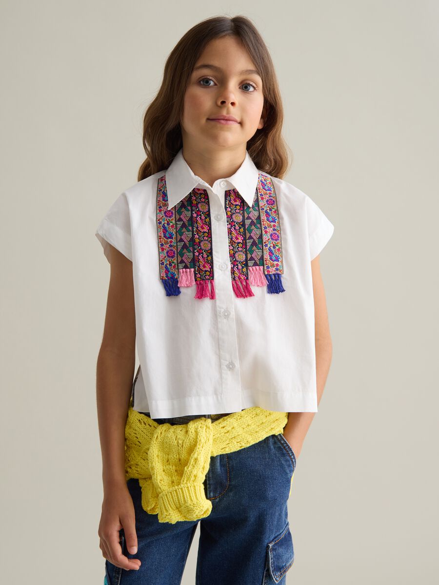 Girls' white cropped cotton shirt with decorations_0