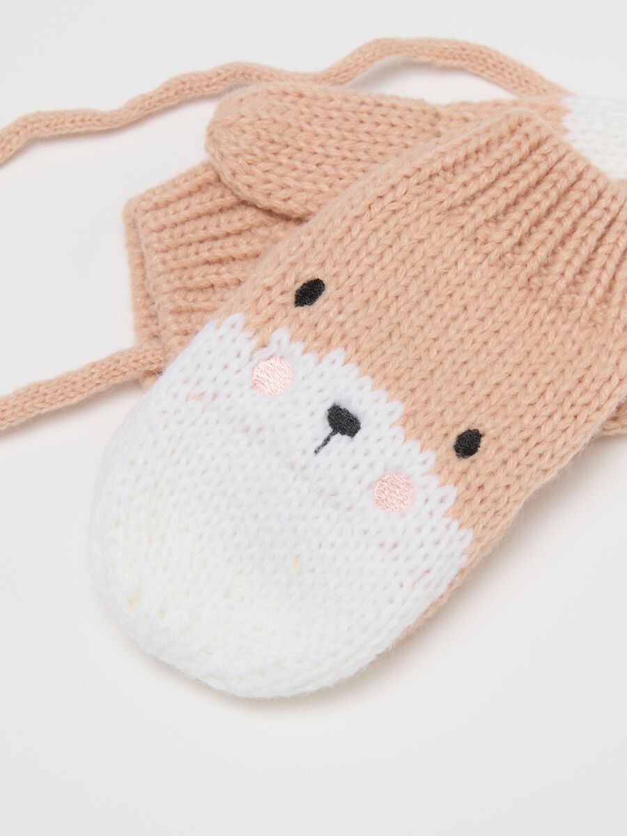 Beige girl's hat with pom pom_2