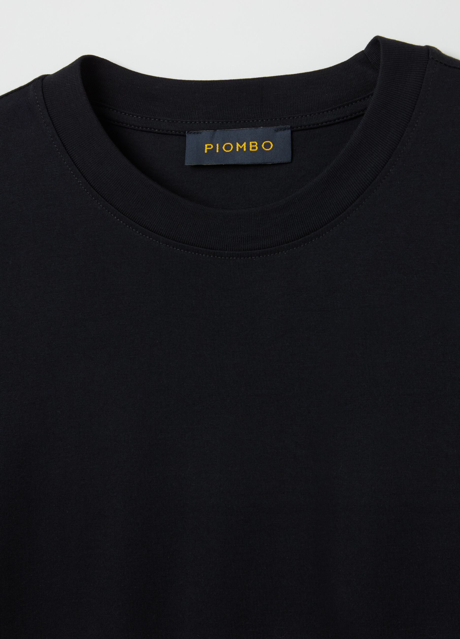 Plain cotton T-shirt with round neck.